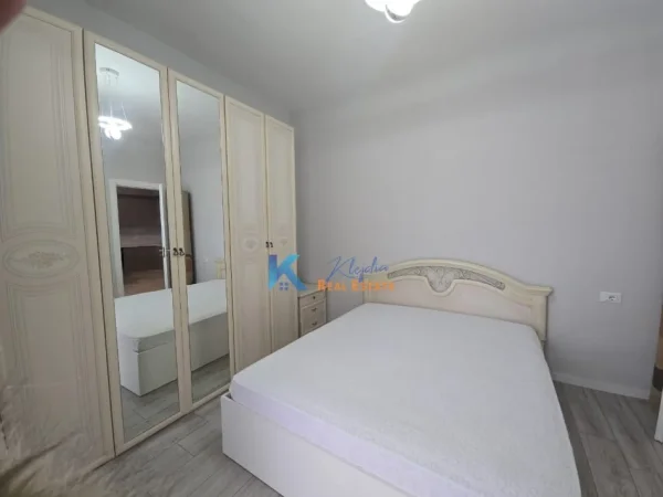 Tirane, jap me qera apartament 1+1+Ballkon Kati 5, 70 m² 750 € (Komuna e Parisit)