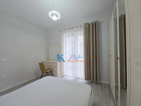 Tirane, jap me qera apartament 1+1+Ballkon Kati 5, 70 m² 750 € (Komuna e Parisit)