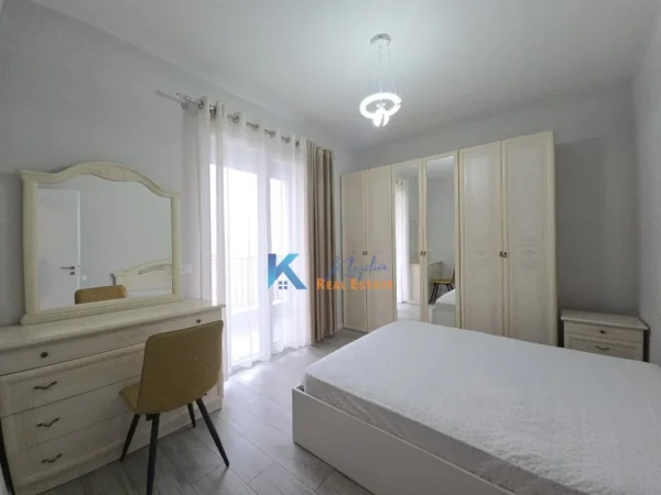 Tirane, jap me qera apartament 1+1+Ballkon Kati 5, 70 m² 750 € (Komuna e Parisit)