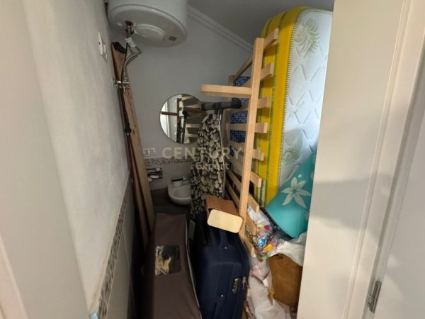 Tirane, jepet me qera apartament 3+1 Kati 2, 150 m² 600 € 