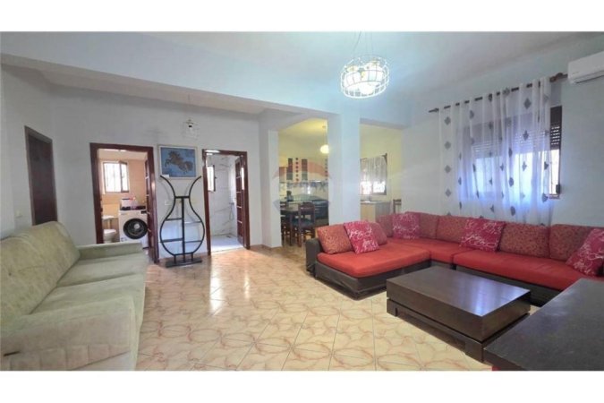 Vlore - Lungomare, jepet me qera apartament 2+1+Aneks+Ballkon Kati 1, 200 m² 400 € (Vendndodhja: Zona 7 Pallatet, pranë Lungomares, Vlorë)