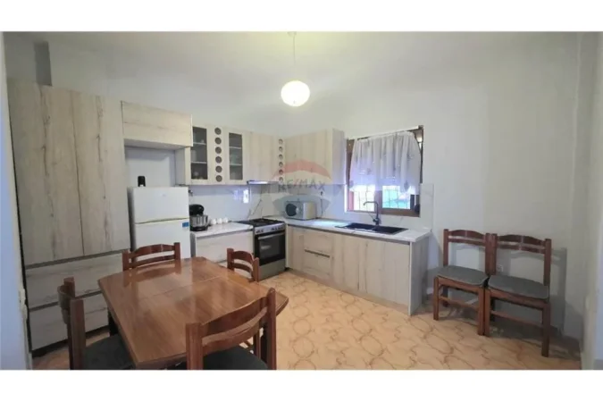 Vlore - Lungomare, jepet me qera apartament 2+1+Aneks+Ballkon Kati 1, 200 m² 400 € (Vendndodhja: Zona 7 Pallatet, pranë Lungomares, Vlorë)