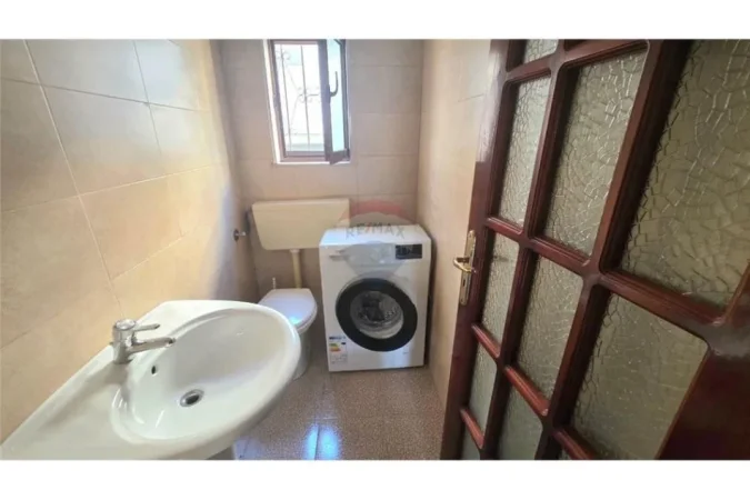 Vlore - Lungomare, jepet me qera apartament 2+1+Aneks+Ballkon Kati 1, 200 m² 400 € (Vendndodhja: Zona 7 Pallatet, pranë Lungomares, Vlorë)