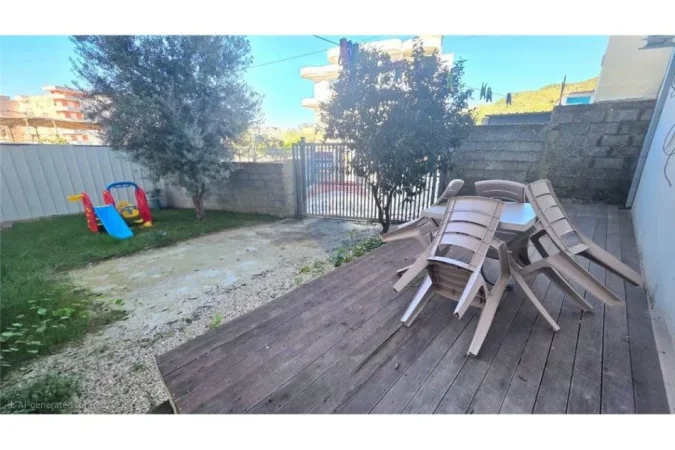 Vlore - Lungomare, jepet me qera apartament 2+1+Aneks+Ballkon Kati 1, 200 m² 400 € (Vendndodhja: Zona 7 Pallatet, pranë Lungomares, Vlorë)