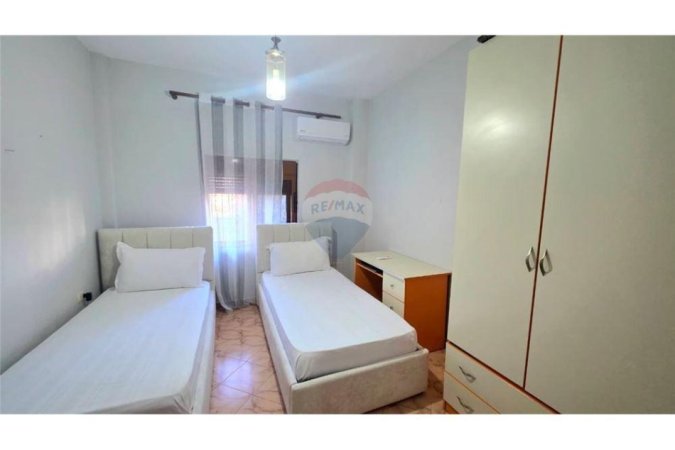 Vlore - Lungomare, jepet me qera apartament 2+1+Aneks+Ballkon Kati 1, 200 m² 400 € (Vendndodhja: Zona 7 Pallatet, pranë Lungomares, Vlorë)