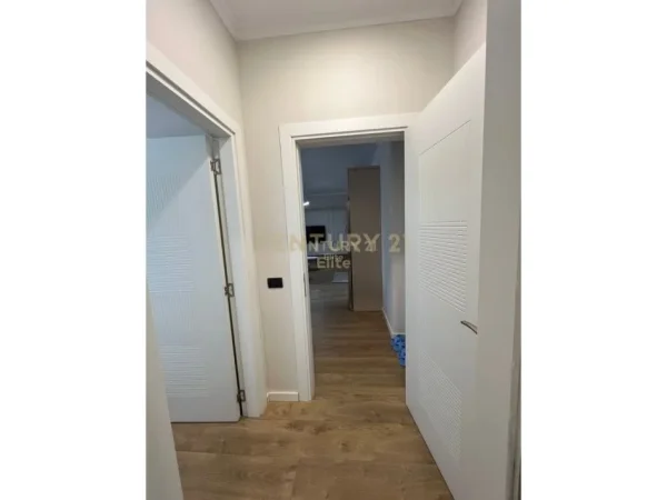 Tirane, jepet me qera apartament 1+1+Ballkon Kati 3, 77 m² 1.100 € 