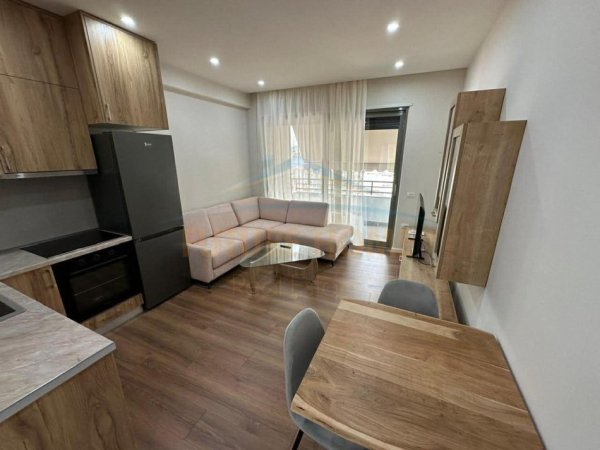 Tirane, jepet me qera apartament 1+1 Kati 8, 64 m² 850 € (Pazari Ri)