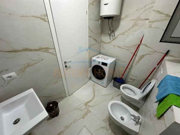 Tirane, jepet me qera apartament 1+1 Kati 8, 64 m² 850 € (Pazari Ri)
