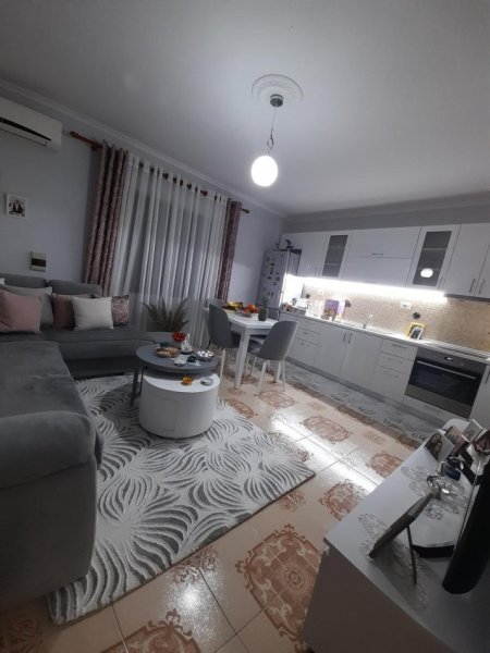 Tirane, jepet me qera apartament 2+1 Kati 2, 1.000 € 