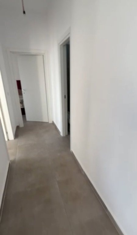 Tirane, jepet me qera apartament 2+1+Ballkon Kati 6, 90 m² 430 € (në zonën e Rruges 5 Maj te pallatet e bashkise)