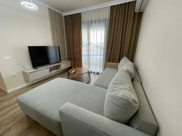 Tirane, jepet me qera apartament 1+1+Aneks+Ballkon Kati 2, 72 m² 1.000 € (Liqeni thatë)