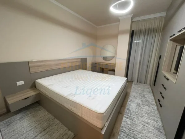 Tirane, jepet me qera apartament 1+1+Aneks+Ballkon Kati 2, 72 m² 1.000 € (Liqeni thatë)