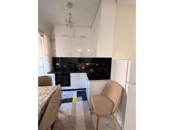 Tirane, jepet me qera apartament 1+1+Ballkon Kati 3, 60 m² 670 € 
