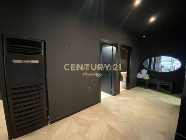 Tirane, jepet me qera ambjent biznesi Kati 0, 200 m² 1.000 € 