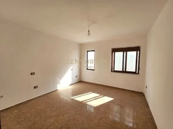 Tirane, jepet me qera Vile , 604 m² 4.000 € 