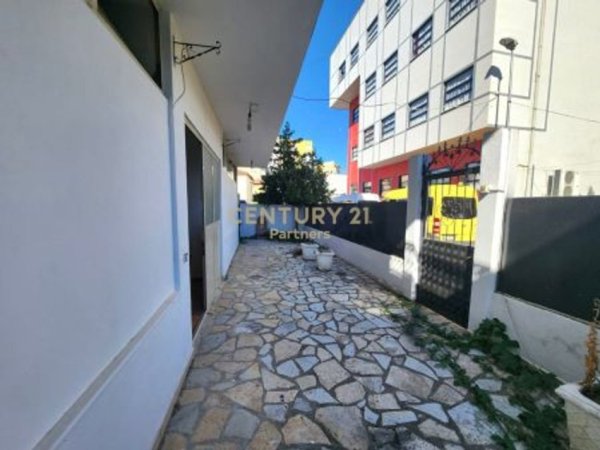 Tirane, jepet me qera Vile , 604 m² 4.000 € 