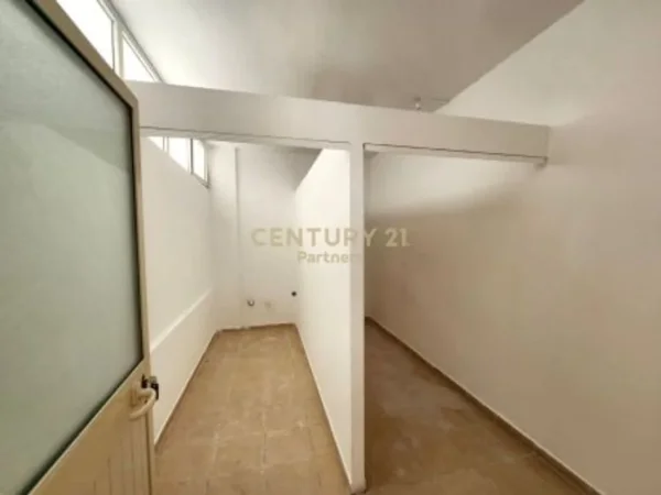 Tirane, jepet me qera Vile , 604 m² 4.000 € 