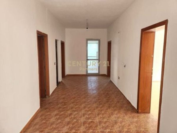 Tirane, jepet me qera Vile , 604 m² 4.000 € 