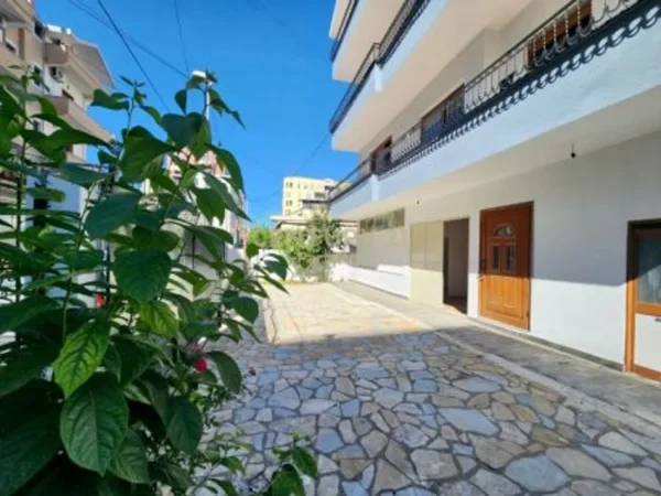 Tirane, jepet me qera Vile , 604 m² 4.000 € 