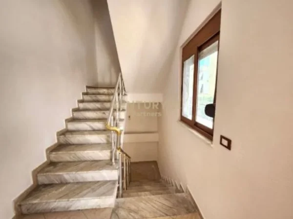 Tirane, jepet me qera Vile , 604 m² 4.000 € 