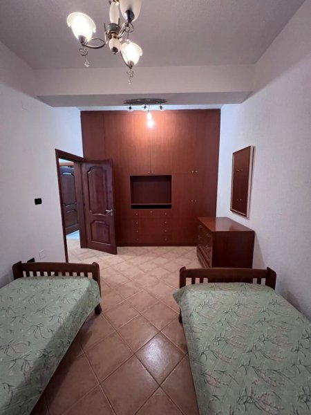 Tirane, jepet me qera apartament 2+1 Kati 1, 85 m² 500 € (Selite.)