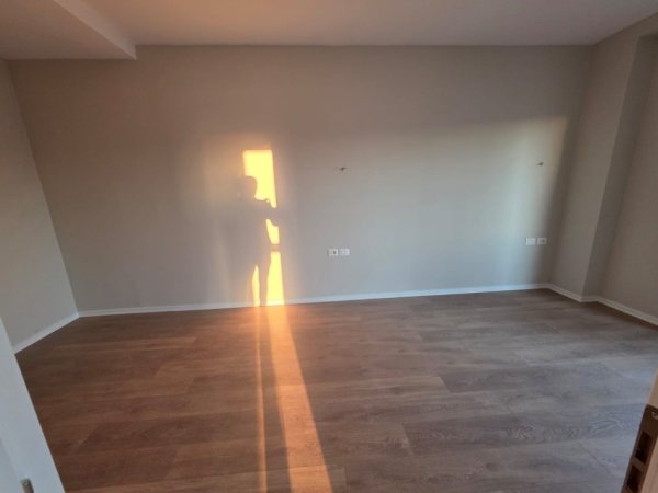 Tirane, jepet me qera ambjent biznesi Kati 15, 160 m² 1.800 € (Rruga e Kavajës)