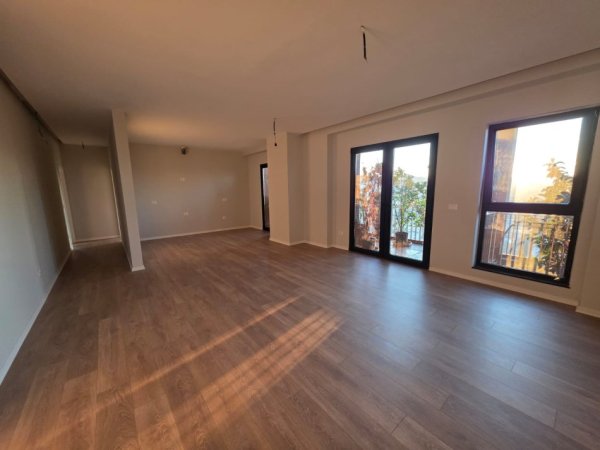 Tirane, jepet me qera ambjent biznesi Kati 15, 160 m² 1.800 € (Rruga e Kavajës)