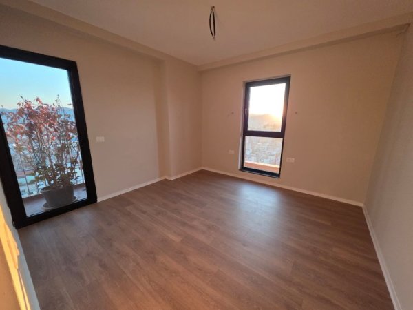Tirane, jepet me qera ambjent biznesi Kati 15, 160 m² 1.800 € (Rruga e Kavajës)