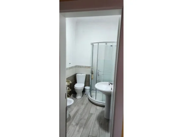Tirane, jepet me qera apartament 3+1 Kati 2, 150 m² 600 € 