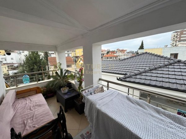 Tirane, jepet me qera apartament 3+1 Kati 2, 150 m² 600 € 