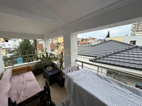 Tirane, jepet me qera apartament 3+1 Kati 2, 150 m² 600 € 