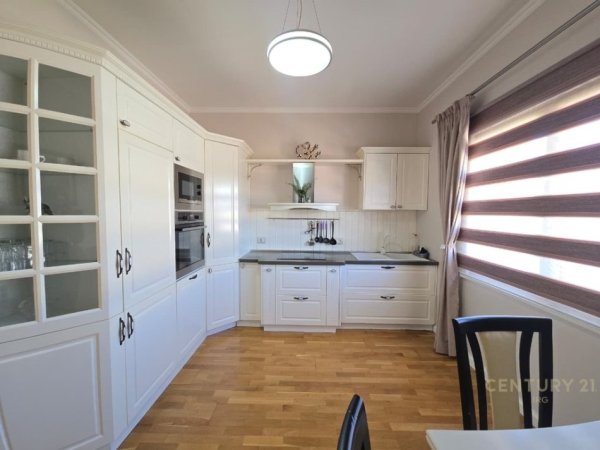 Tirane, shitet apartament+verande | Penthouse 2+1+Aneks+Ballkon Kati 6, 174 m² 290.000 € 