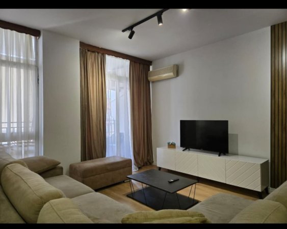 Tirane, jepet me qera apartament 2+1+Ballkon Kati 8, 90 m² 800 € (KOMUNA E PARISIT)