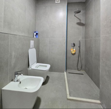 Tirane, jepet me qera apartament 2+1+Ballkon Kati 8, 90 m² 800 € (KOMUNA E PARISIT)