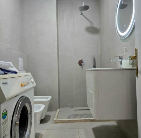 Tirane, jepet me qera apartament 2+1+Ballkon Kati 8, 90 m² 800 € (KOMUNA E PARISIT)