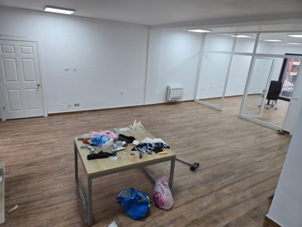 Tirane, jap me qera ambjent biznesi Kati 2, 320 m² 3.000 € (Garden Building)
