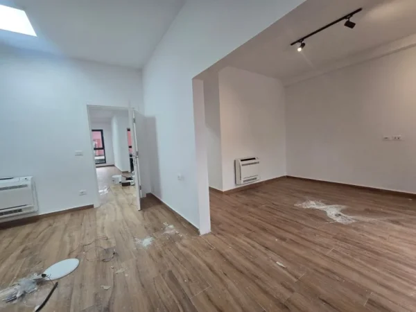 Tirane, jap me qera ambjent biznesi Kati 2, 320 m² 3.000 € (Garden Building)