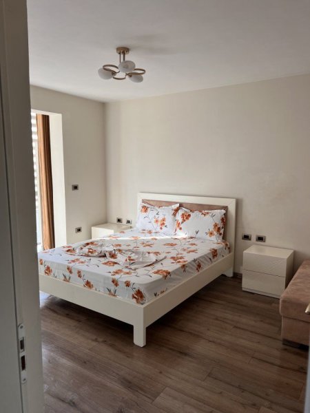 Tirane, jepet me qera apartament 1+1+Ballkon Kati 5, 65 m² 600 € (21 DHJETORI)