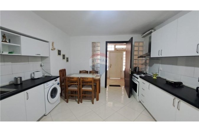 Vlore, jepet me qera apartament 3+1 , 113 m² 400 €
