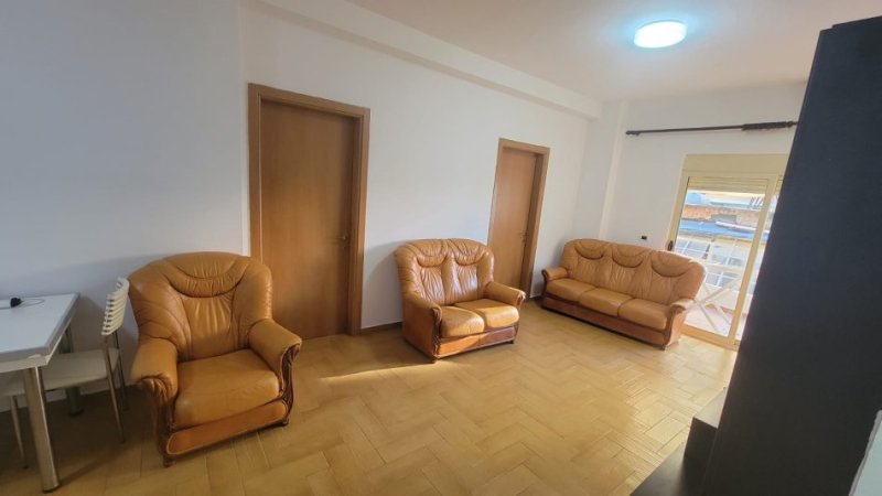 Tirane, jepet me qera apartament 2+1 Kati 2, 90 m² 650 € (qender)