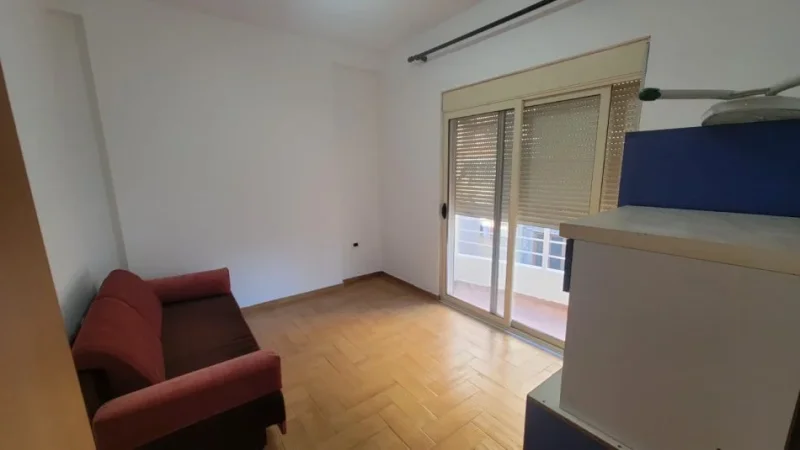 Tirane, jepet me qera apartament 2+1 Kati 2, 90 m² 650 € (qender)