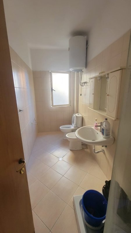 Tirane, jepet me qera apartament 2+1 Kati 2, 90 m² 650 € (qender)