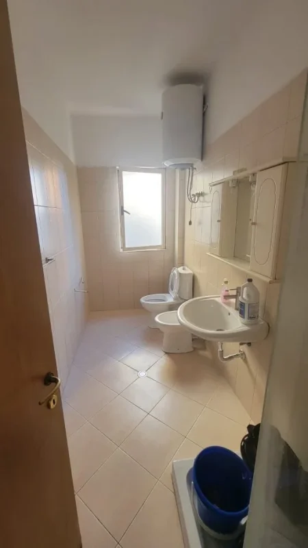 Tirane, jepet me qera apartament 2+1 Kati 2, 90 m² 650 € (qender)
