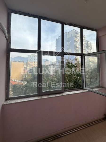Tirane, jepet me qera ambjent biznesi Kati 4, 120 m² 700 € (Pazari ri)