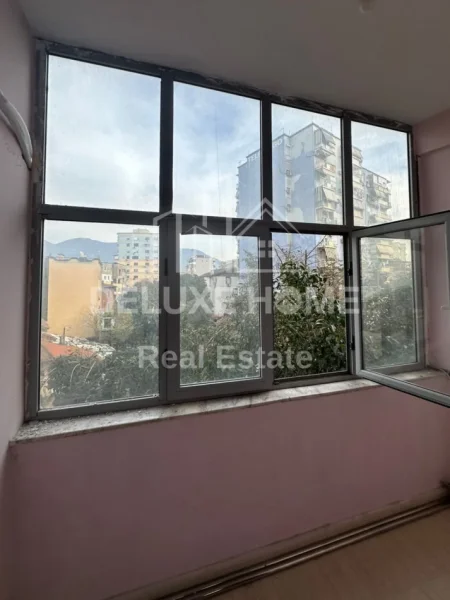 Tirane, jepet me qera ambjent biznesi Kati 4, 120 m² 700 € (Pazari ri)