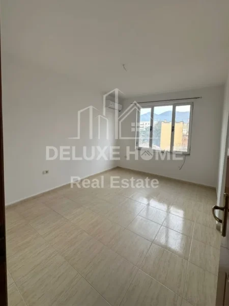 Tirane, jepet me qera ambjent biznesi Kati 4, 120 m² 700 € (Pazari ri)