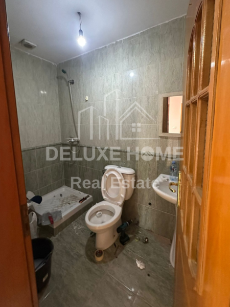 Tirane, jepet me qera ambjent biznesi Kati 4, 120 m² 700 € (Pazari ri)