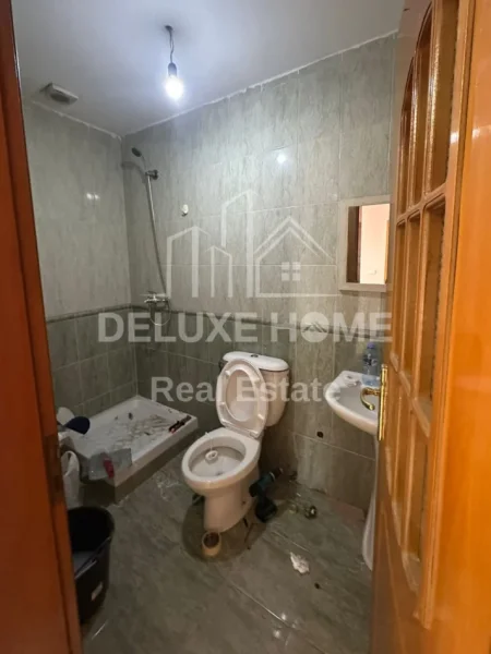 Tirane, jepet me qera ambjent biznesi Kati 4, 120 m² 700 € (Pazari ri)