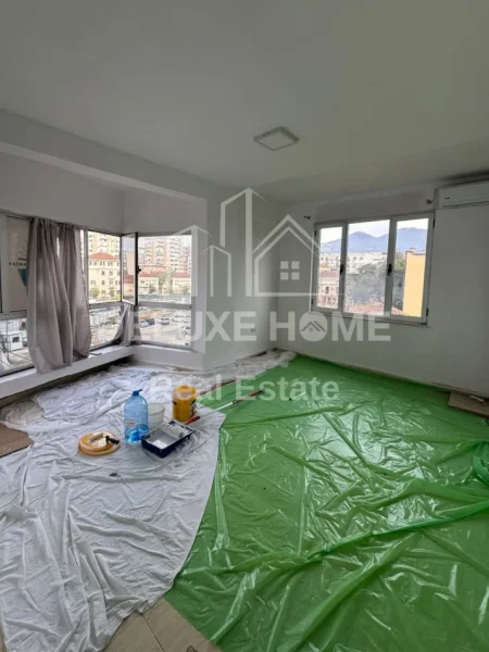 Tirane, jepet me qera ambjent biznesi Kati 4, 120 m² 700 € (Pazari ri)
