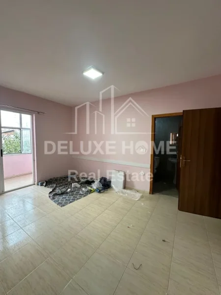 Tirane, jepet me qera ambjent biznesi Kati 4, 120 m² 700 € (Pazari ri)